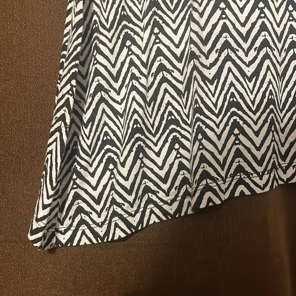 Geometric design womens shirt top size large v bottom and gathering on sleeves - Picture 4 of 5